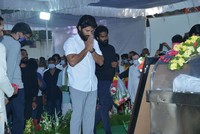 Allu Arjun Pays Last Respcets to Sirivennela Sitaramasastri